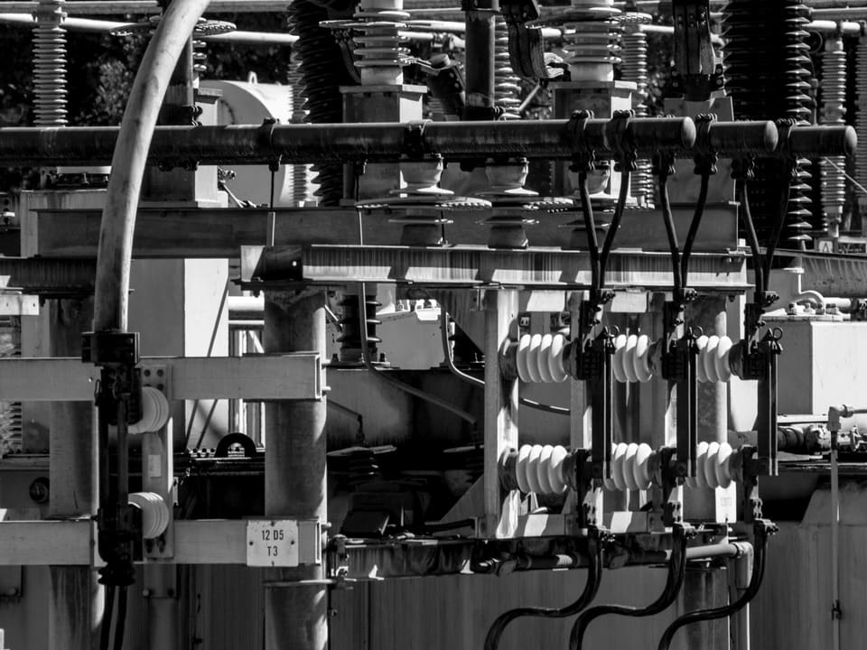 High-voltage electrical switchgear and insulators